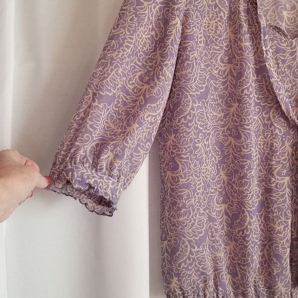 Banana Republic Sheer Violet Print Top 3/4 Sleeves and Banded Bottom Size Medium - Picture 3 of 15